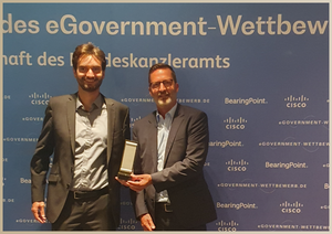 Dr. Sebastian Gottwalt und Markus Frondorf empfangen den Preis