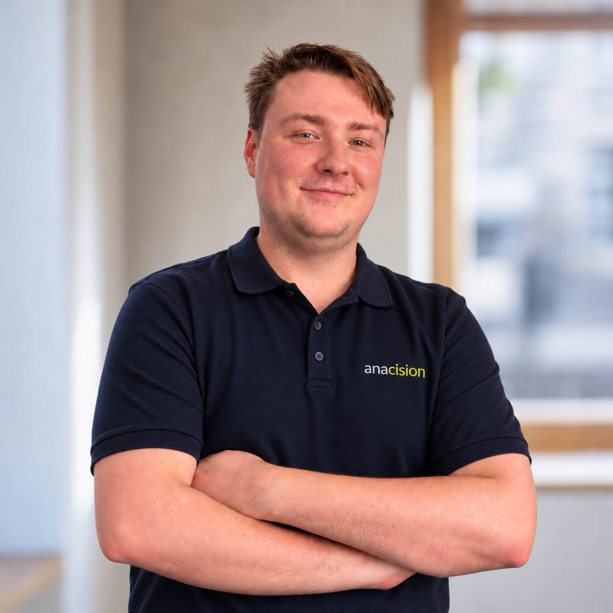 Adrian im ruhigen Bürolicht